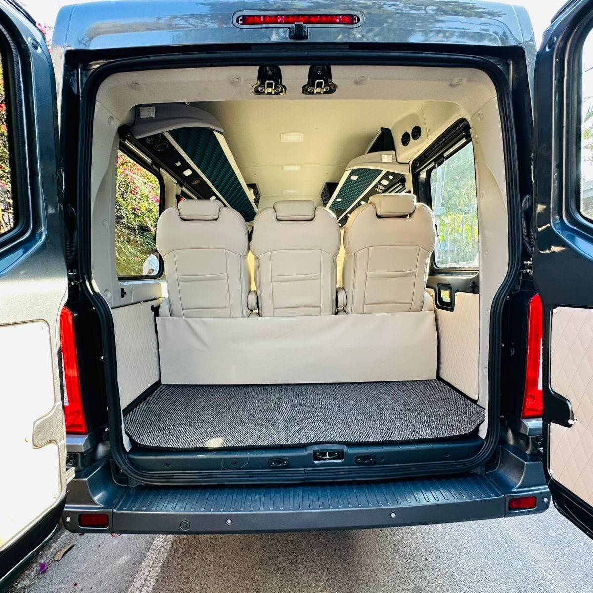 Force Urbania Maharaja Seats